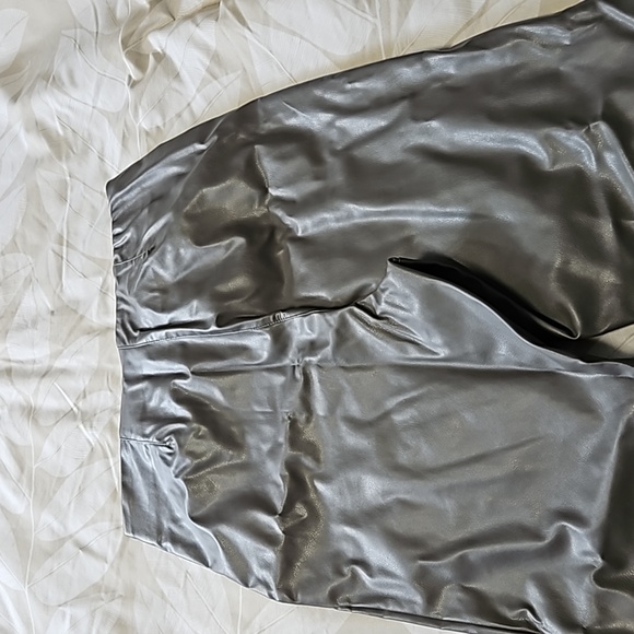 Womans - Picture 3 of 3